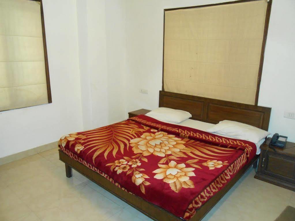 Hotel Temple View Amritsar Buitenkant foto